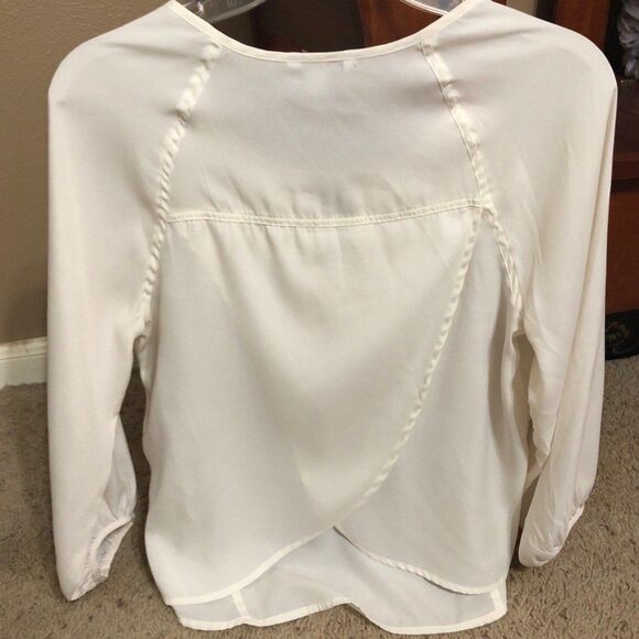 American Eagle Blouse Size Medium Cream Three Quarter Sleeves Split Back Design - Picture 2 of 11